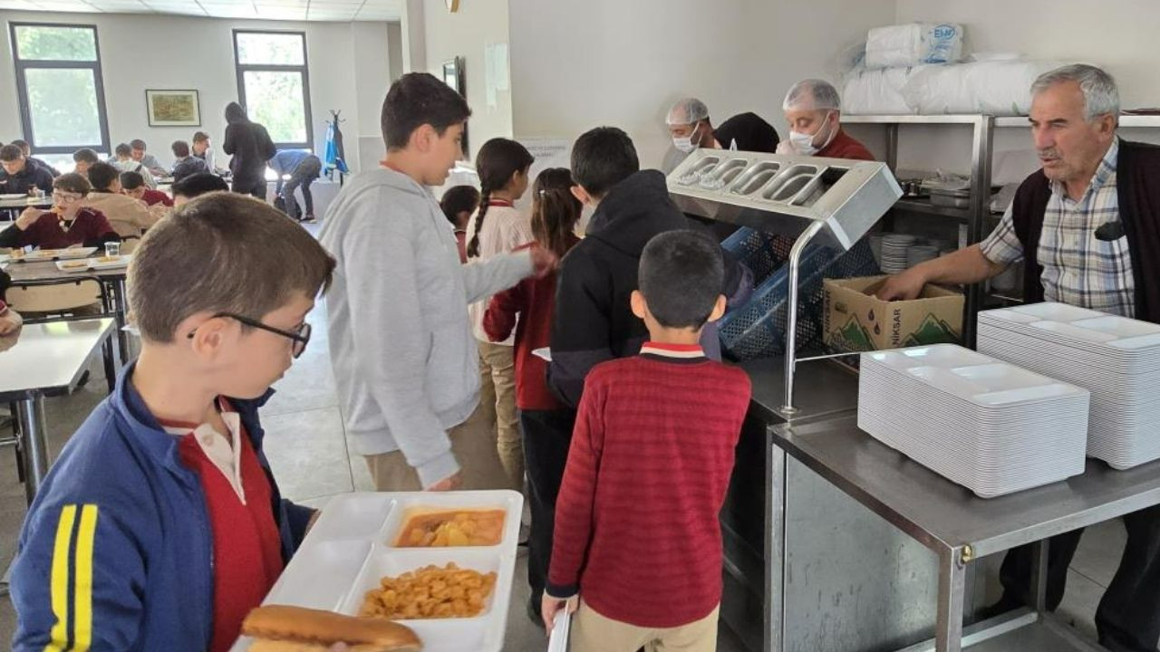 Sorgun Belediyesi aşevleriyle öğrencilere ve yaşlılara ücretsiz yemek hizmeti sunuyor