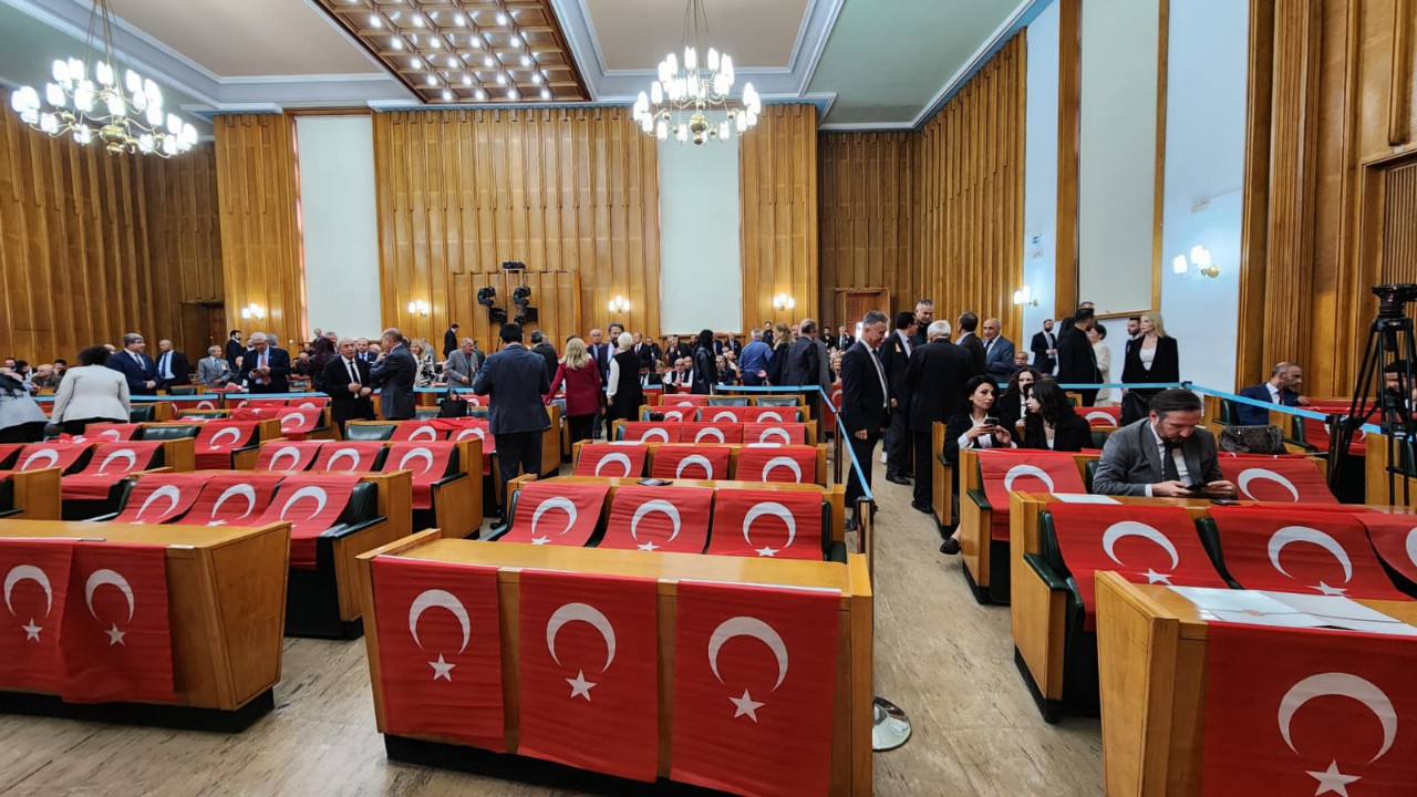 İYİ Parti'den DEM Parti'ye bayraklı cevap! TBMM’de ‘Biji Serok Apo’ sloganı krizi!
