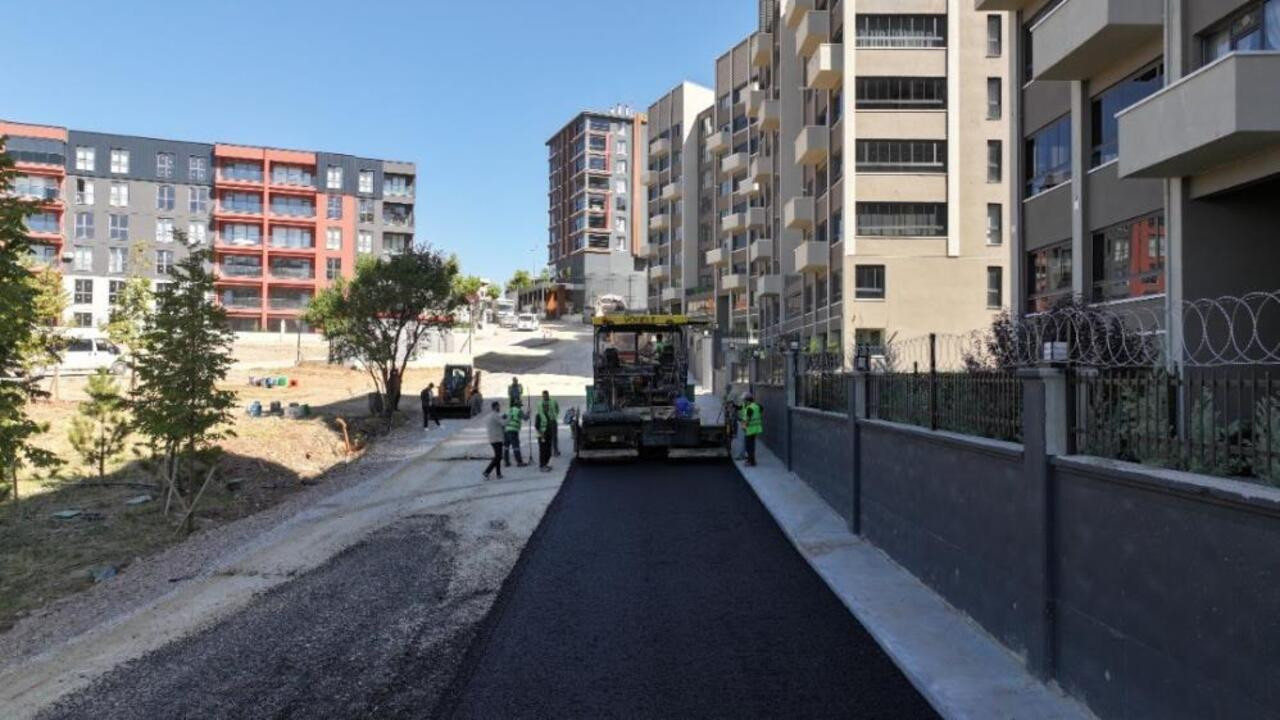 Gölbaşı’nda meşakkatli asfalt serim çalışması