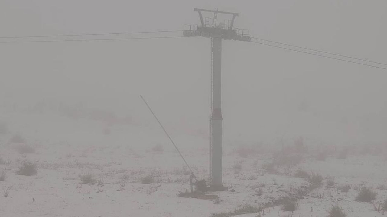 Sivas'taki bu dağda karlı manzaralar görüldü