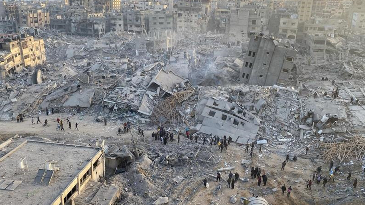 Gazze’ye ilk yardım tırları ulaştı: Filistinliler evlerindeki yıkımla karşı karşıya