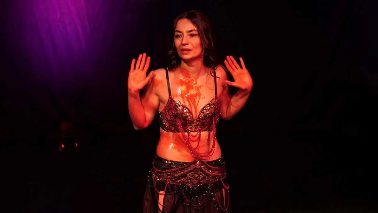 Etimesgut’ta “Dansöz” oyunu büyüledi! Tek kişilik tiyatroya felsefi dokunuş