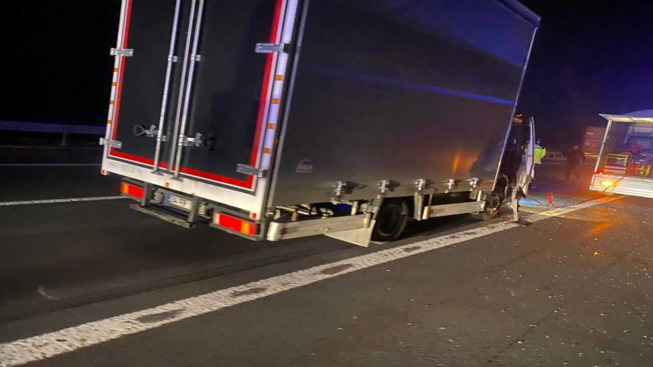 TEM’deki trafik kazasında kamyonet sürücüsü, araç kabinine sıkıştı
