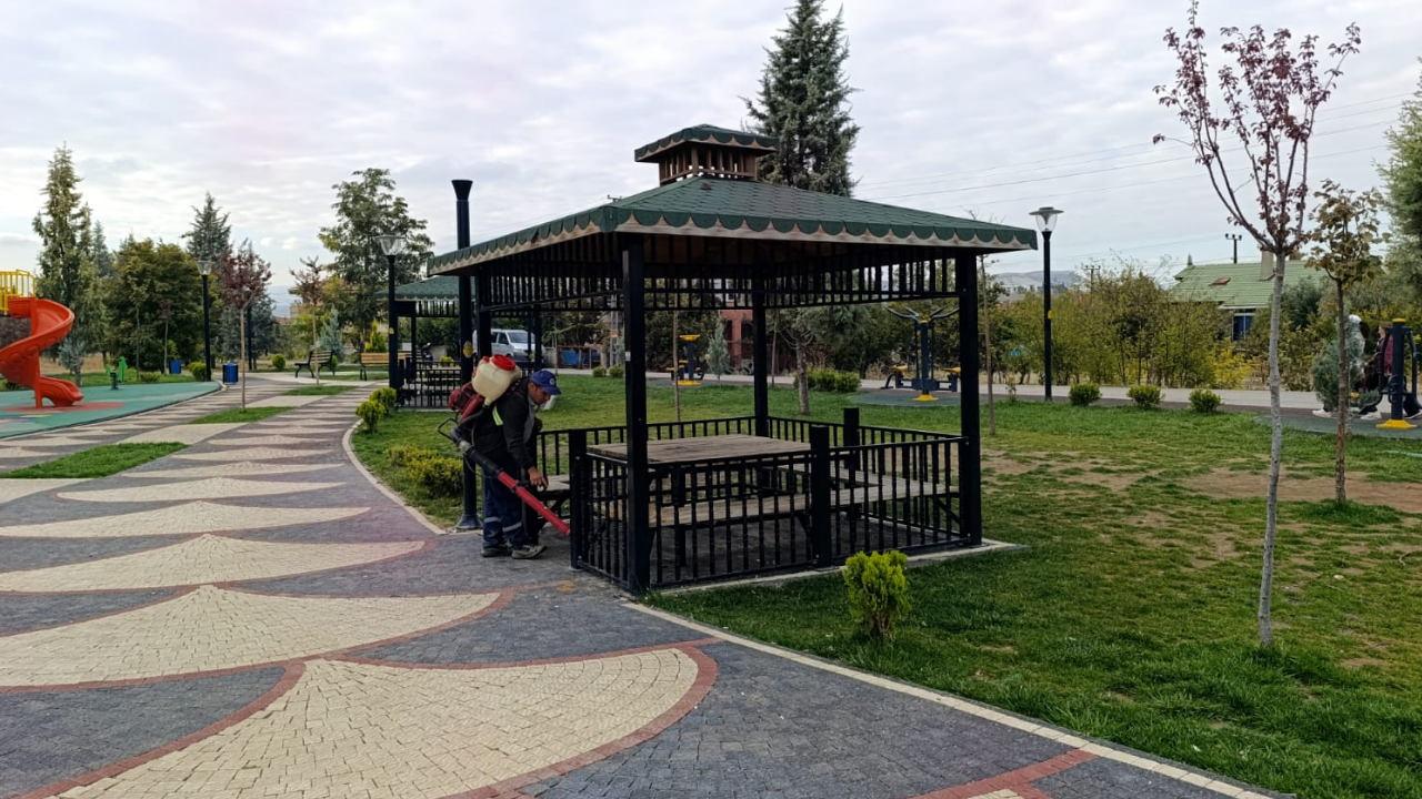 Çayırhan'daki parklar temizleniyor: Nallıhan Belediyesi çalışmaları sürdürüyor