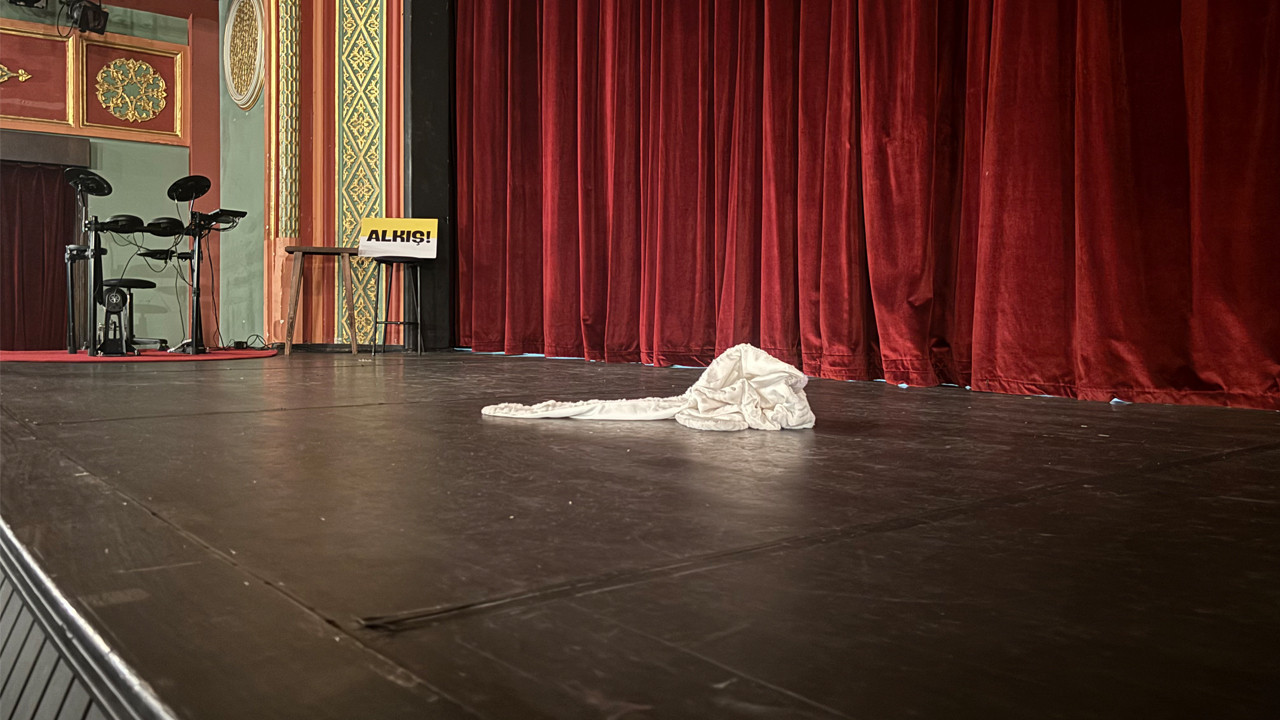 Küçük Tiyatro’da sır dolu gece: Marilyn Monroe ile Meryem aynı sahnede buluştu!