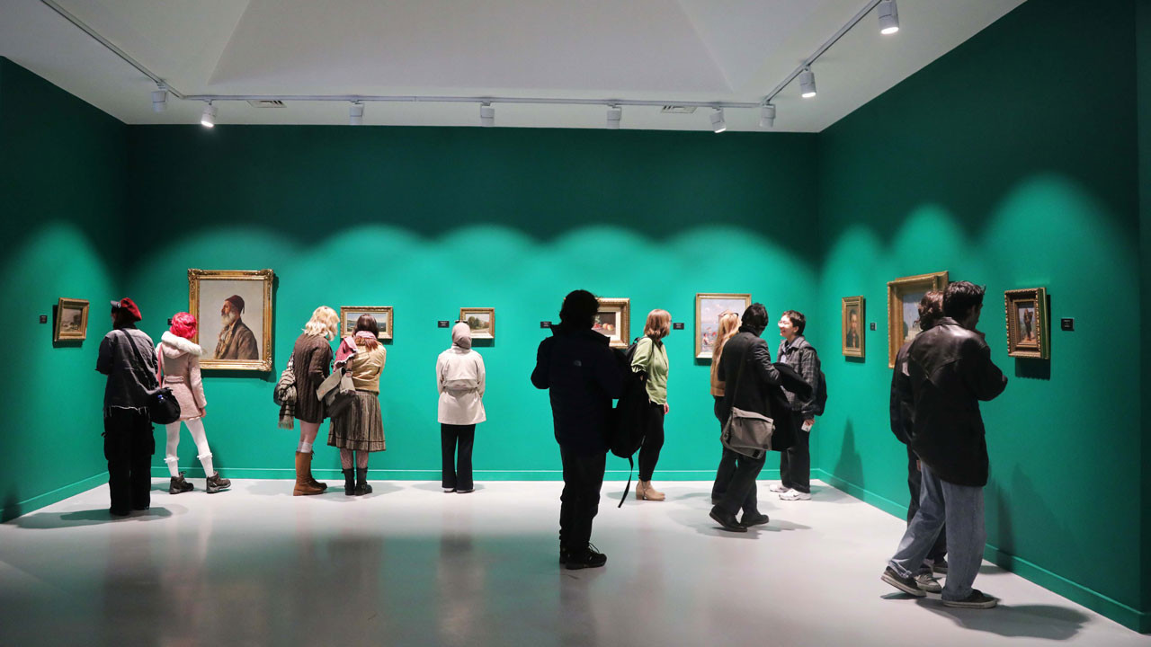 Anadolu Üniversitesi öğrencileri, Çankaya'da “Zamanın Renkleri” sergisini inceledi