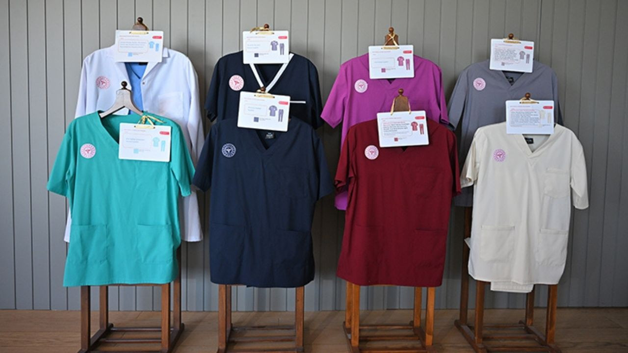 Bakanlıktan sağlık personeline yeni kıyafet düzeni: Hemşireler lacivert, ebeler mürdüm giyecek