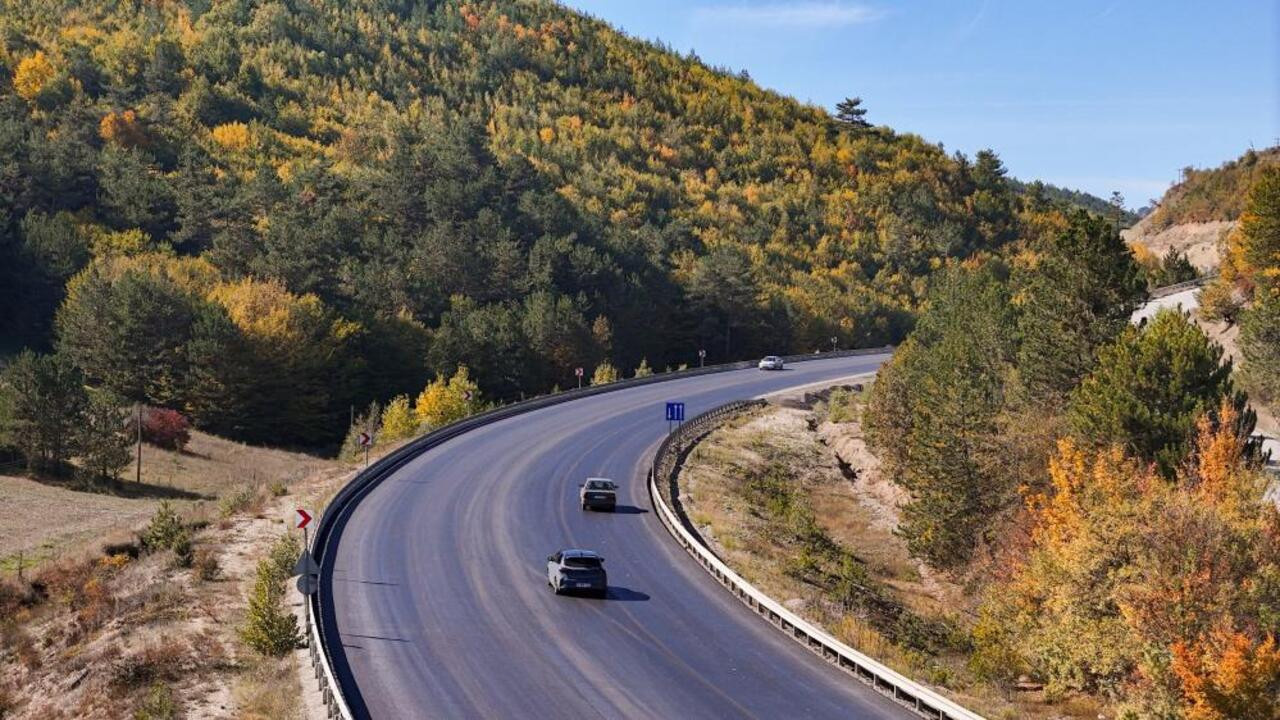 Bolu – Mudurnu kara yolunda hazan yolcuğu, görsel şölene doyuruyor