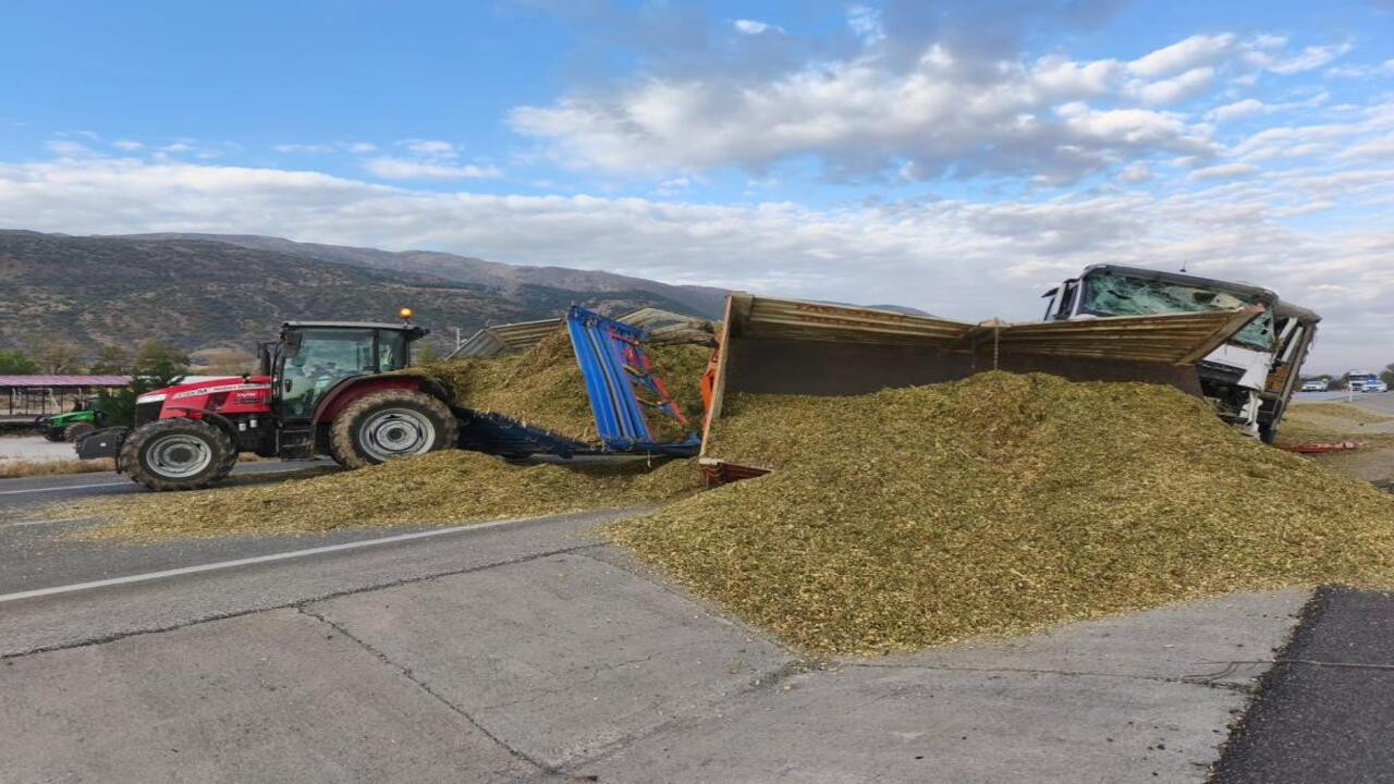 Afyonkarahisar’da TIR, traktöre çarptı: 2 ton hayvan yemi asfalta saçıldı