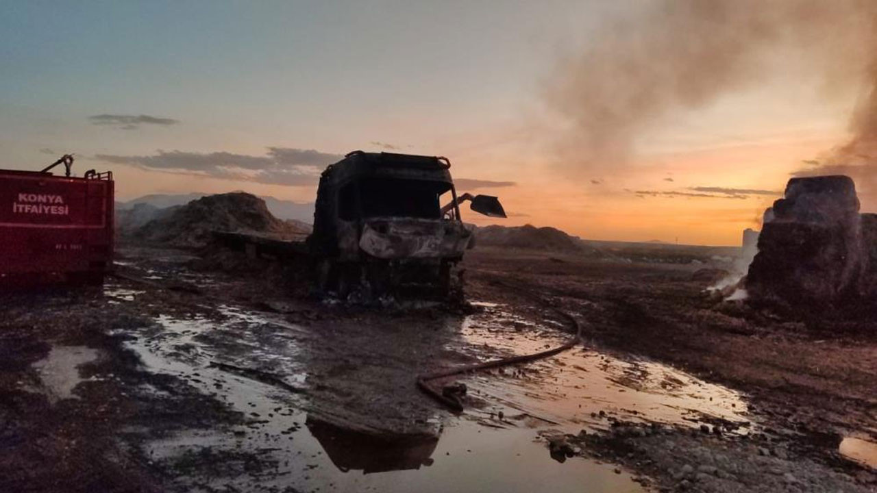 Konya'da TIR alev alev yandı: 25 ton saman kül oldu