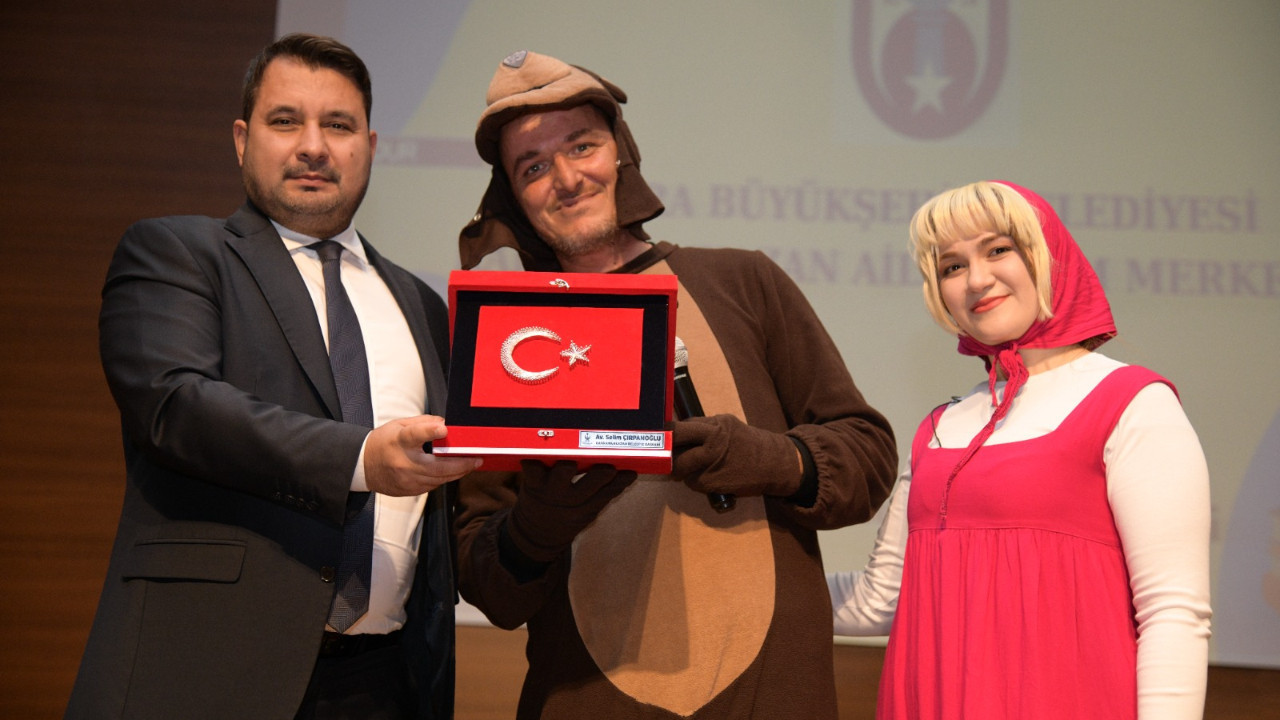 Kahramankazanlı minikler “Sevimli Kahramanlar Yarışıyor” tiyatrosunda kahkahaya doydu