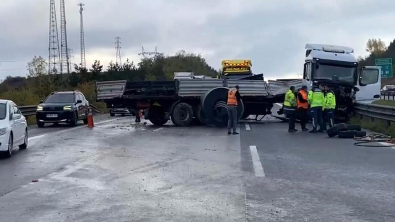 TEM’deki trafik kazasında iki TIR’ın çarpışması, sürücülerden birini hastanelik etti