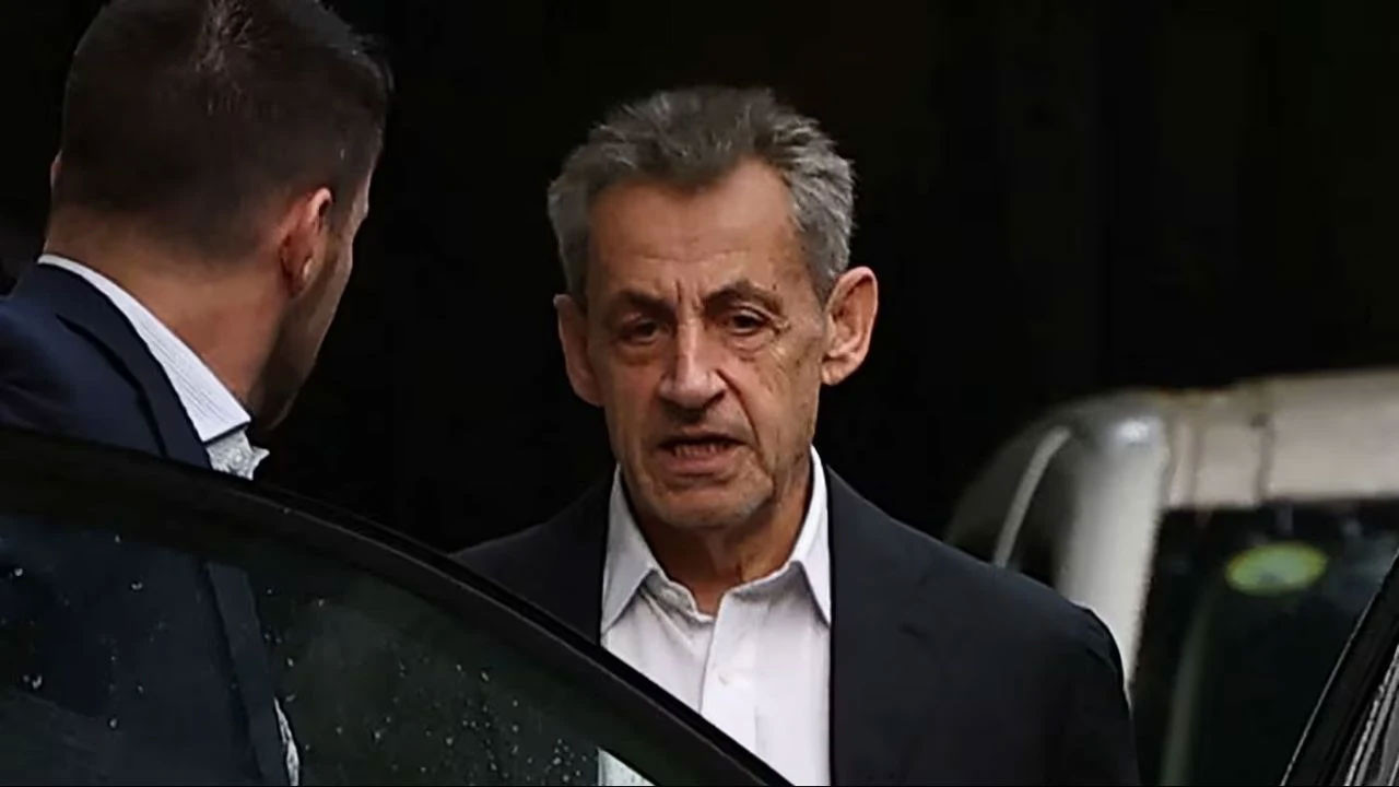 Fransa’da tarihi an: Eski Cumhurbaşkanı Sarkozy cezaevinde