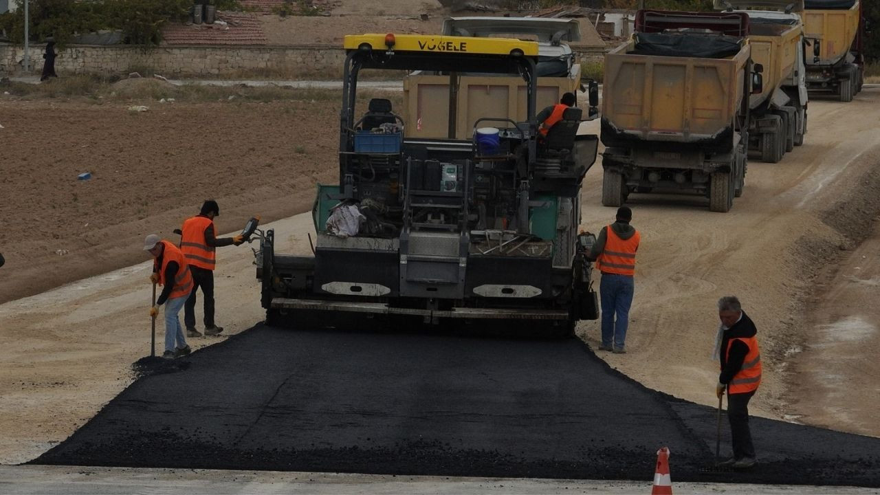 Selçuklu Belediyesi’nden ulaşımı rahatlatan 100 bin ton asfalt hedefi çalışması!