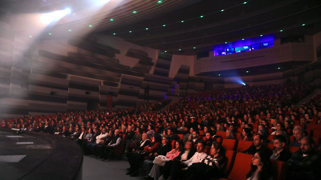 İlk perde aralandı: Sefiller Çankaya’da hayat buldu