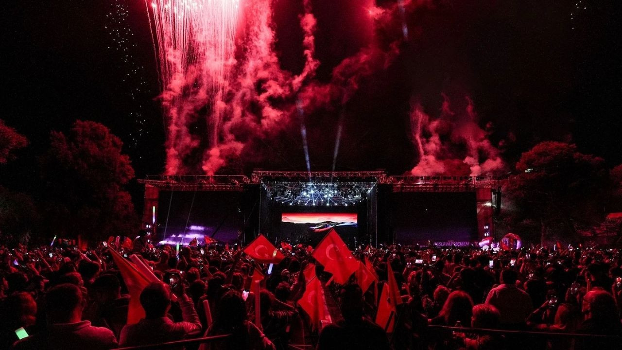 Yenimahalle’de Cumhuriyet coşkusu! Burcu Güneş ve Manuş Baba sahne alacak