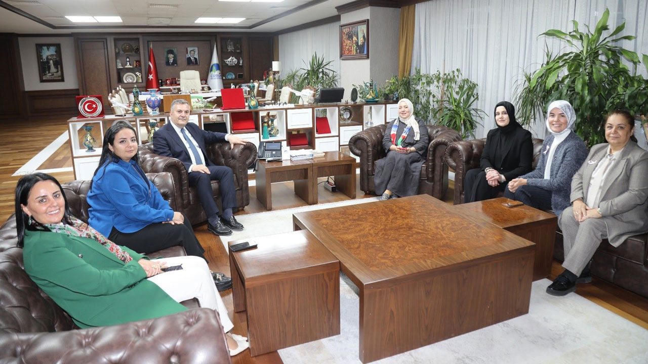 AK Parti Kadın Kolları heyetinden Çubuk Belediye Başkanı Baki Demirbaş’a ziyaret