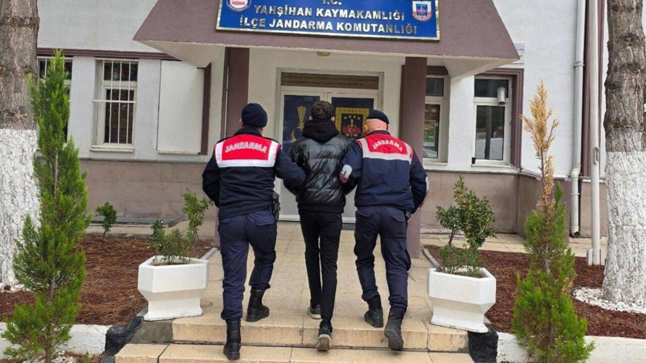 Kırıkkale’de muhtelif suçlardan aranan 2 hükümlü, yakayı ele verdi