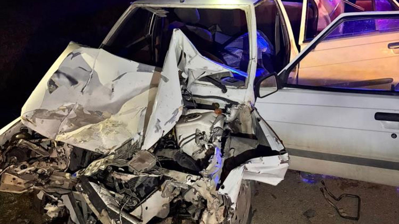 Polatlı’da feci çarpışma: Otomobil traktöre arkadan çarptı!