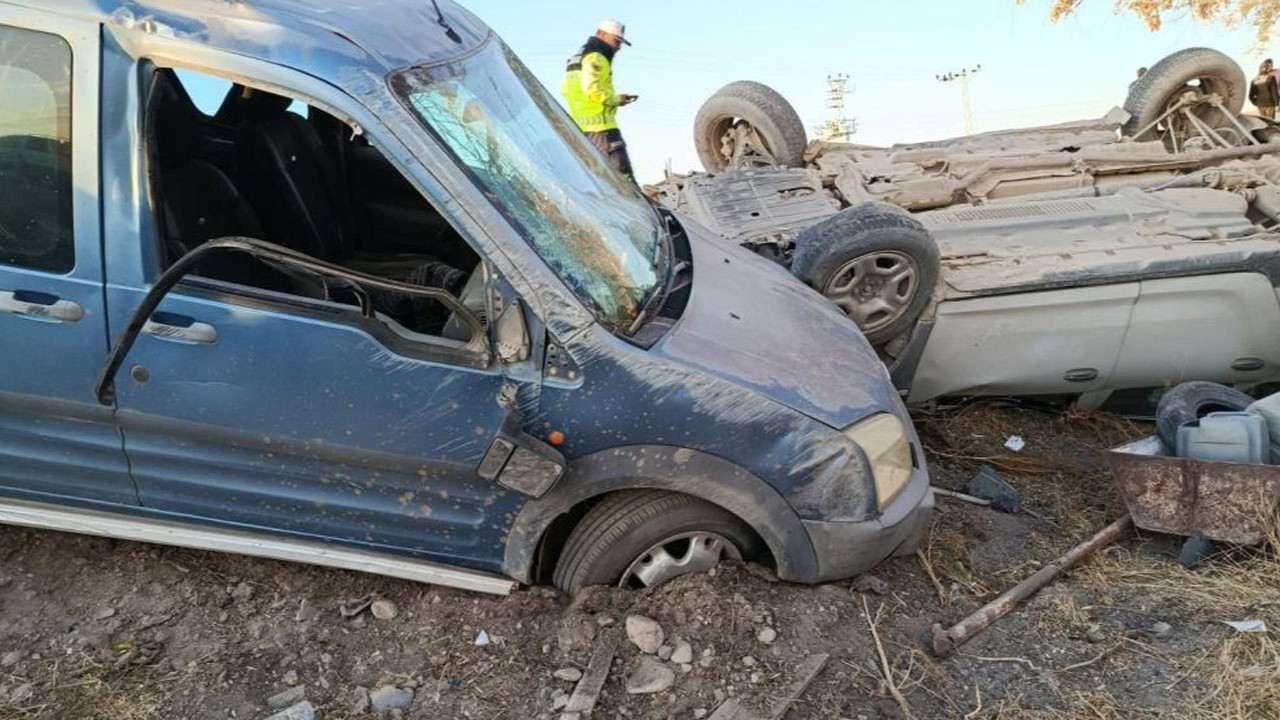 Konya'da otomobil ile hafif ticari araç çarpıştı: Araçlar hurdaya döndü!