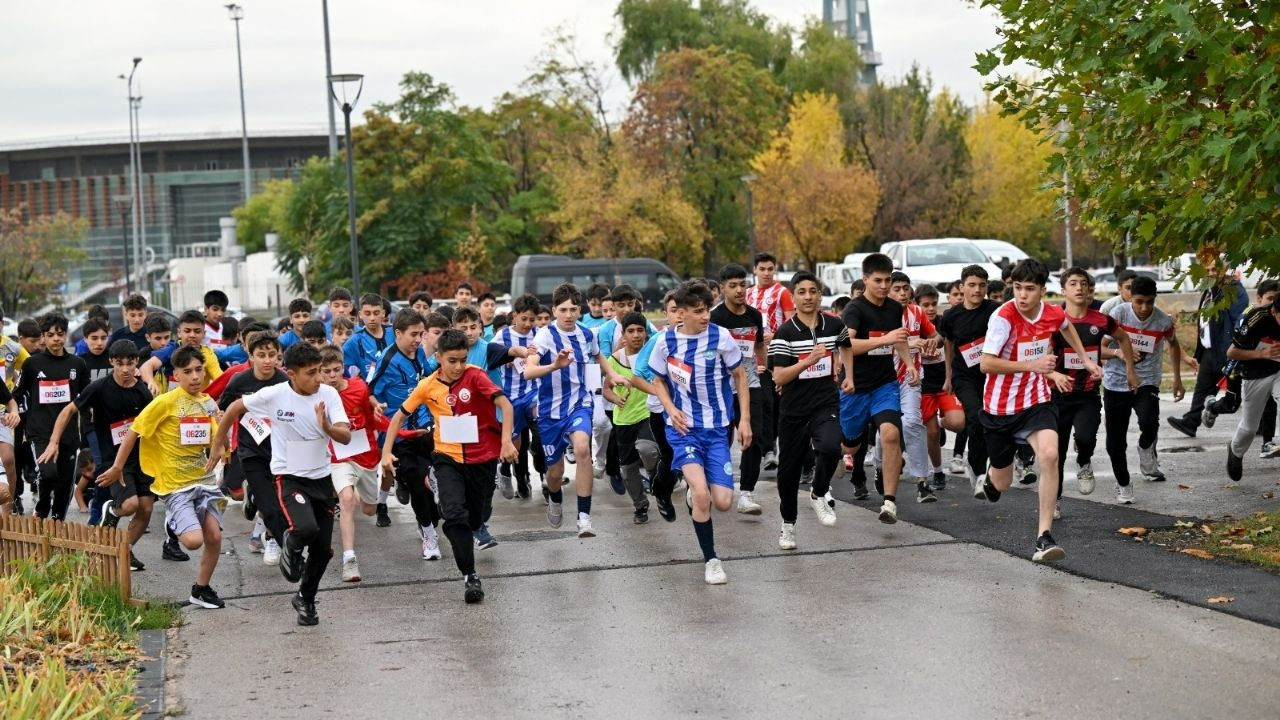 Altındağ'da Cumhuriyet coşkusu koşuyla başladı: 300 öğrenci 29 Ekim için yarıştı!