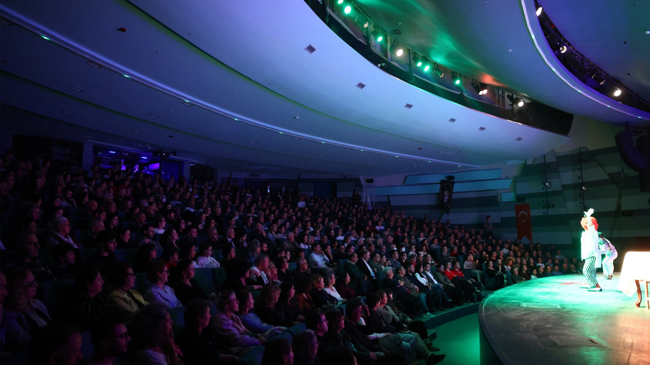 Çankaya'da muhteşem açılış: "Ağaçlar Ayakta Ölür" sahnede