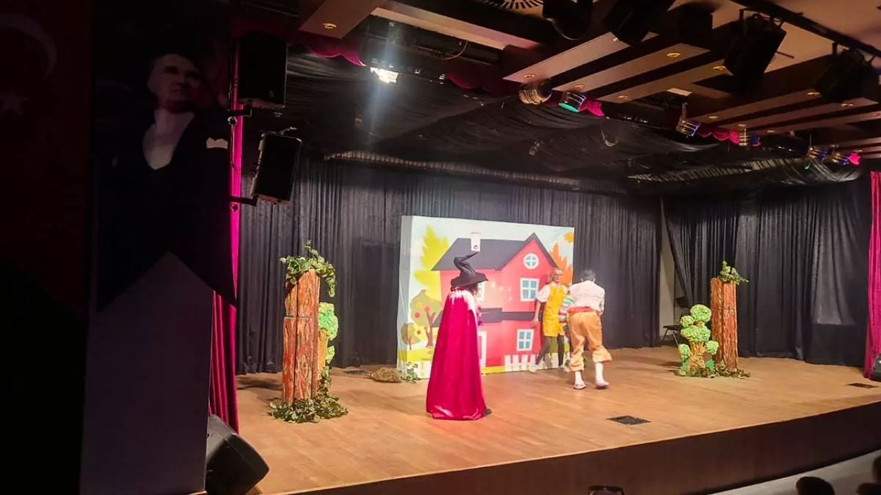 Ankara Sincan’da çocuklara ücretsiz tiyatro: “Bir Sevgi Masalı” sahnelendi