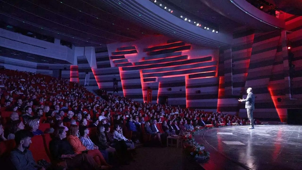 Çankaya Belediyesinden Cumhuriyet’in 102. yılına özel! Sunay Akın’dan unutulmaz gece