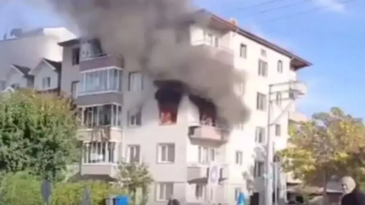 Bolu’da apartman dairesi cayır cayır yanarak, göğün maviliğini siyaha bürüdü