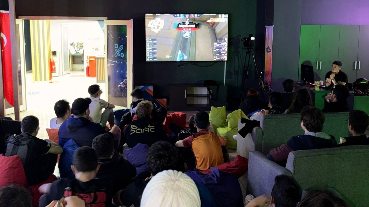 Espor heyecanı Keçiören'de zirve yaptı: Türk temsilcisi BBL PCIFIC'in zaferi coşkuyla kutlandı!