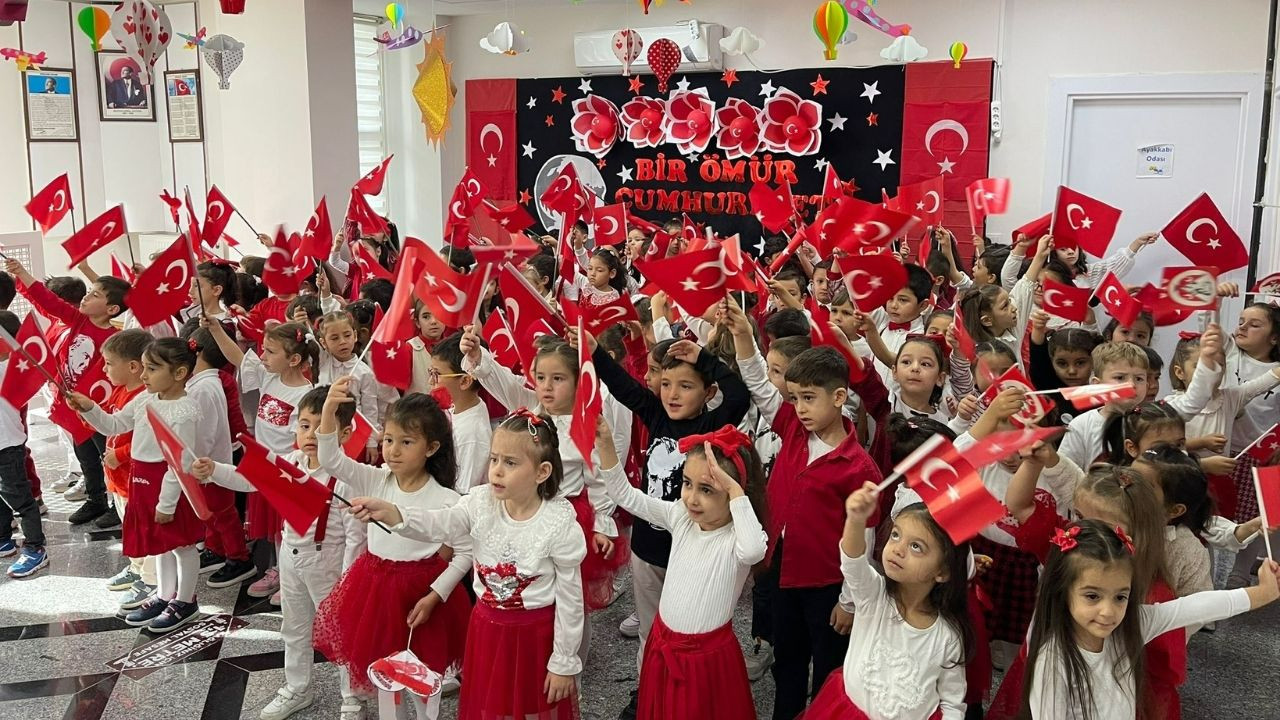 Pursaklar'ın minikleri marşlarla Cumhuriyetin 102. yılını kutladı