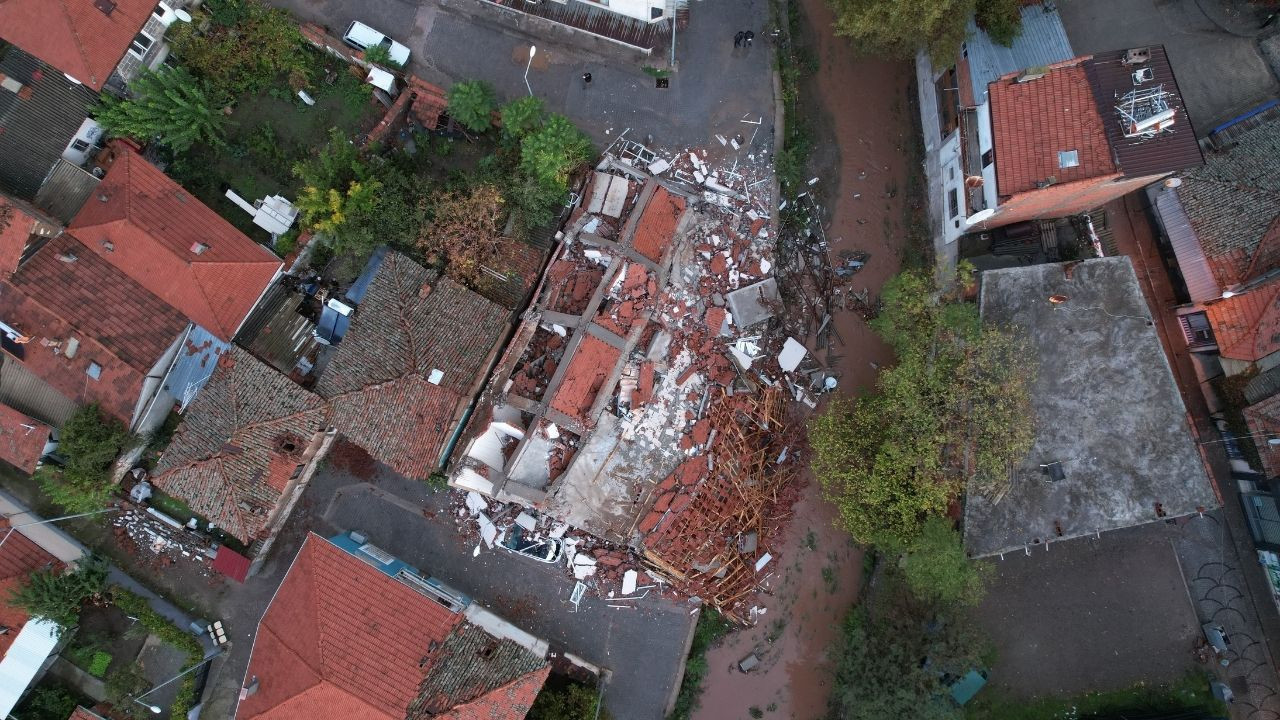 Balıkesir'i vuran depremin bilançosu gün ağarınca ortaya çıktı: Hasar ve enkazlar böyle görüntülendi