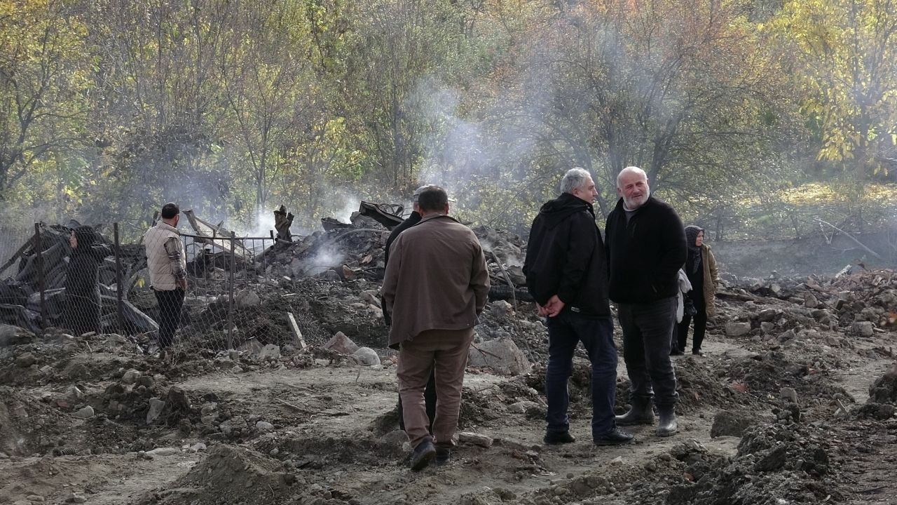 Bir anda her yeri alevler kapladı! 6 ev ve bir ahır kullanılamaz hale geldi