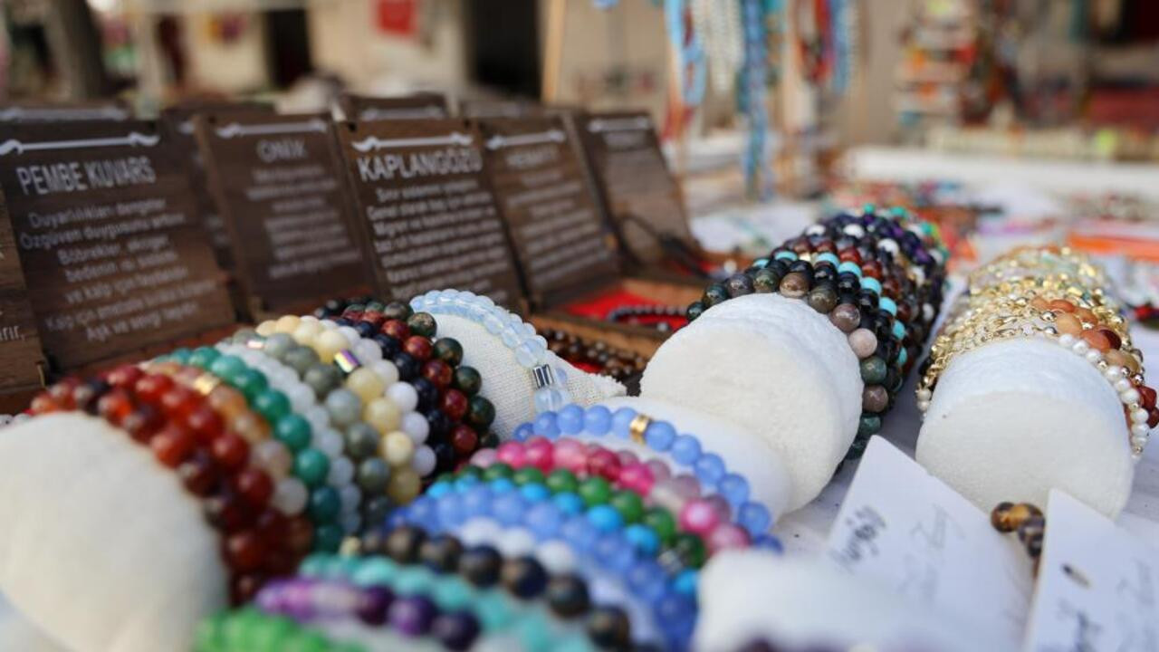 Stres ve kaygı yönetiminde yeni gözde: Doğal taş bileklik