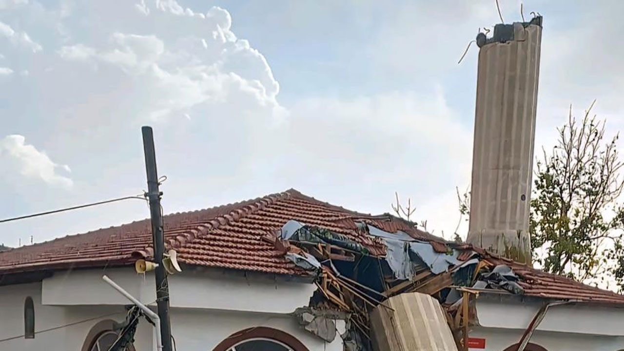 Ayaş’ta namaz vaktinde korku dolu anlar! Minare cemaatin yanına devrildi, faciadan dönüldü
