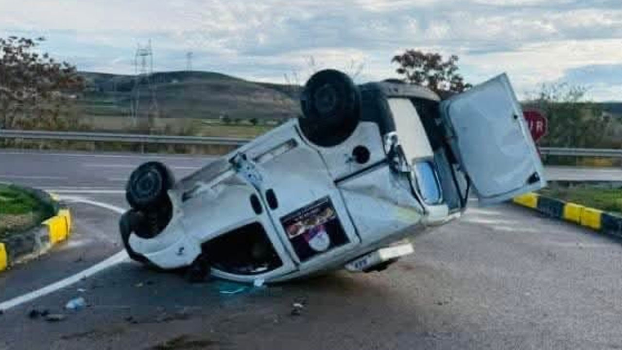 Ayaş'ta feci kaza: Hafif ticari araç refüje çarptı!