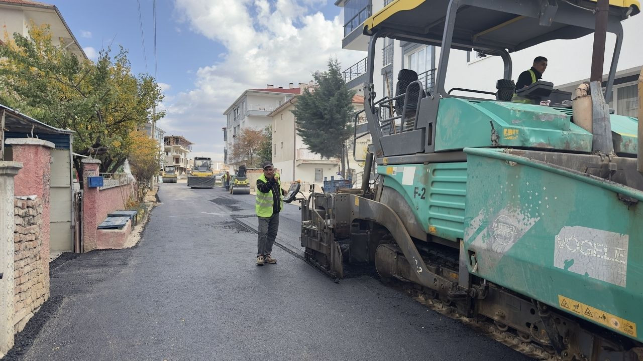Akyurt'ta sıcak asfalt mesaisi aralıksız sürüyor!