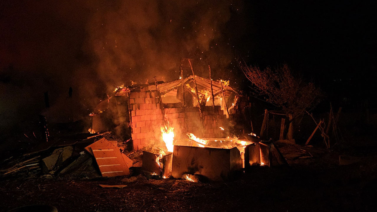 Çorum'da ev yangını! Ev kullanılamaz hale geldi