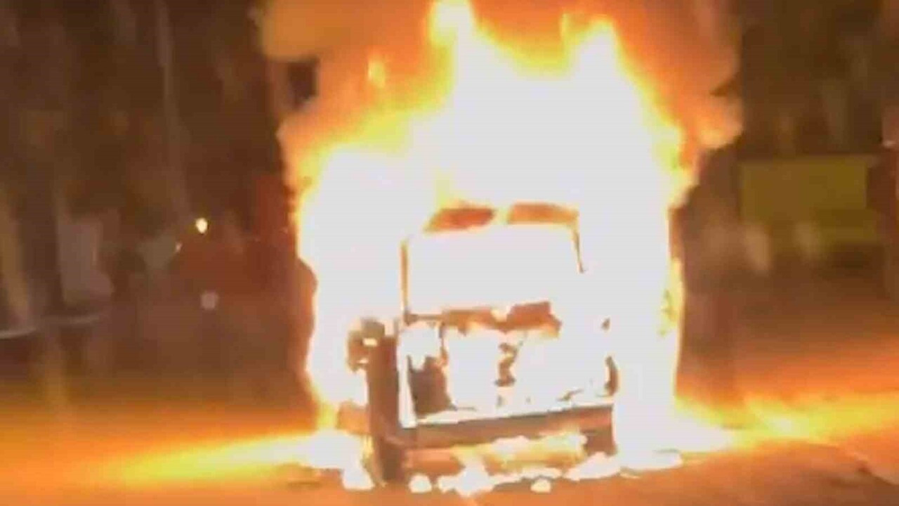 Kırıkkale’de motor kısmı alev alan araç, saniyeler içinde kül yığınına döndü!