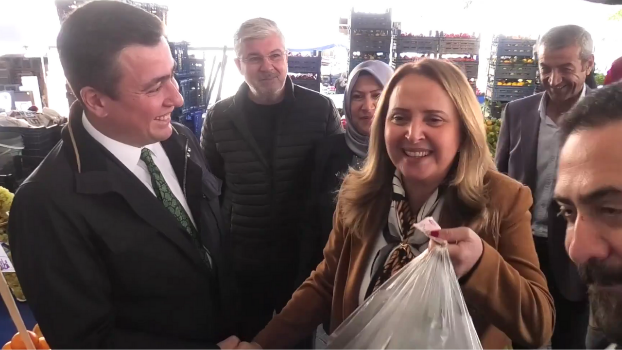 Torba boş isyanına cebini doldur yanıtı! AK Parti'li Gökçek ile CHP'li Dinçer Ankara'da pazaryerinde tartıştı