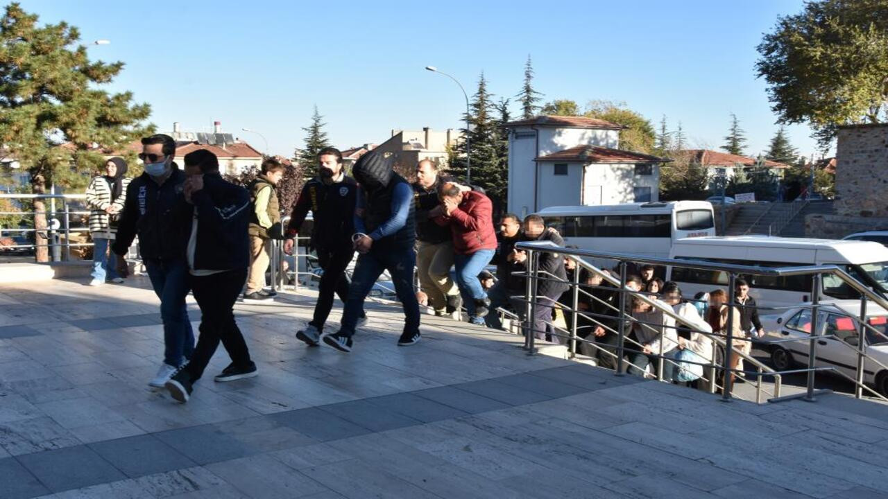 Öğretmen olmak için geldi, çete lideri olarak cezaevine gitmesi an meselesi!