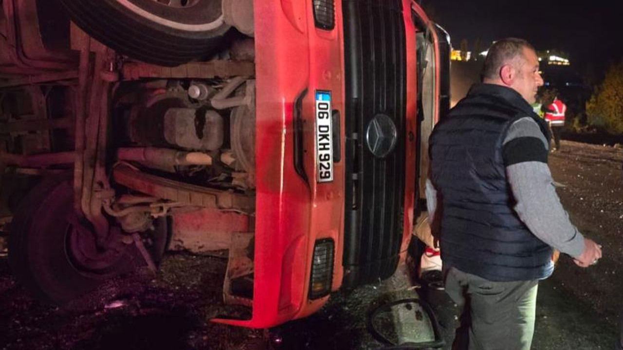 Haymana'da mangal kömürü yüklü TIR devrildi! Viraj kabusu trafiği felç etti!