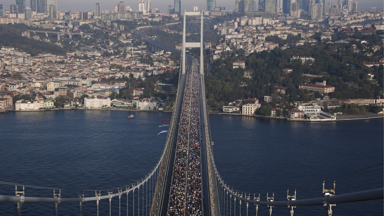 47. İstanbul Maratonu başladı! Özgür Özel start verdi, İmamoğlu mektup yolladı