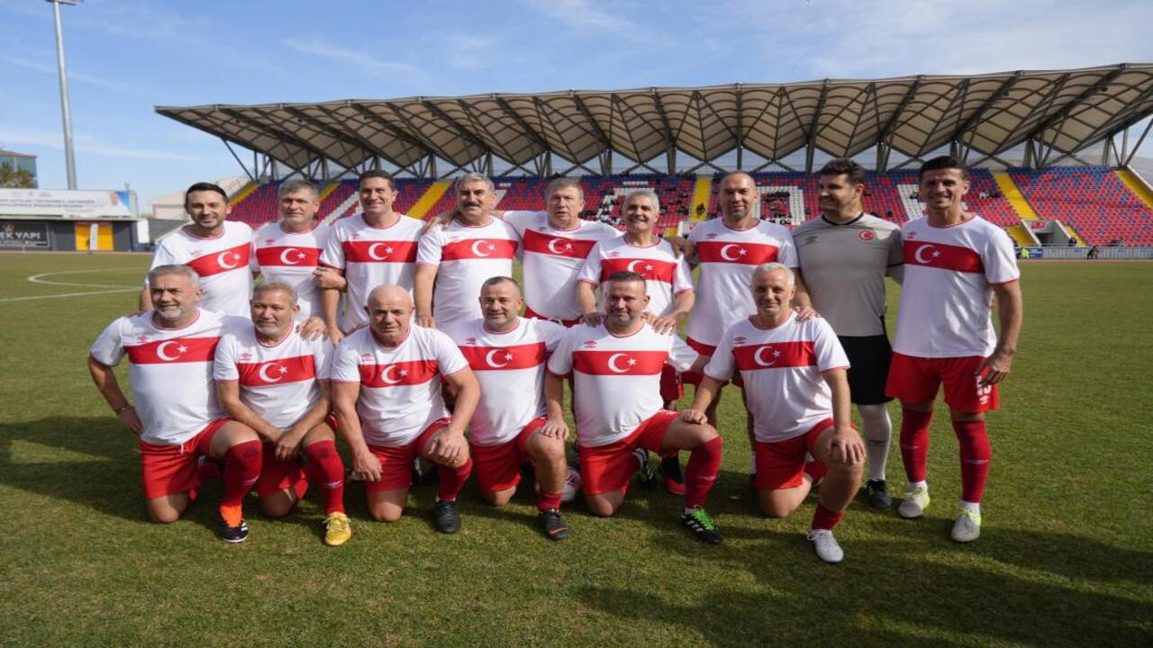 Futbolun efsane isimleri, Niğde’de özel maçta top koşturdu