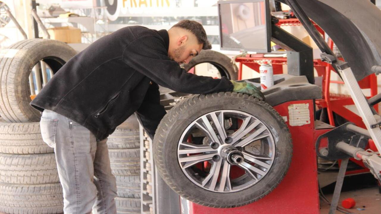 Çorum’da lastikçilerin, hummalı “kış lastiği” mesaisi başladı