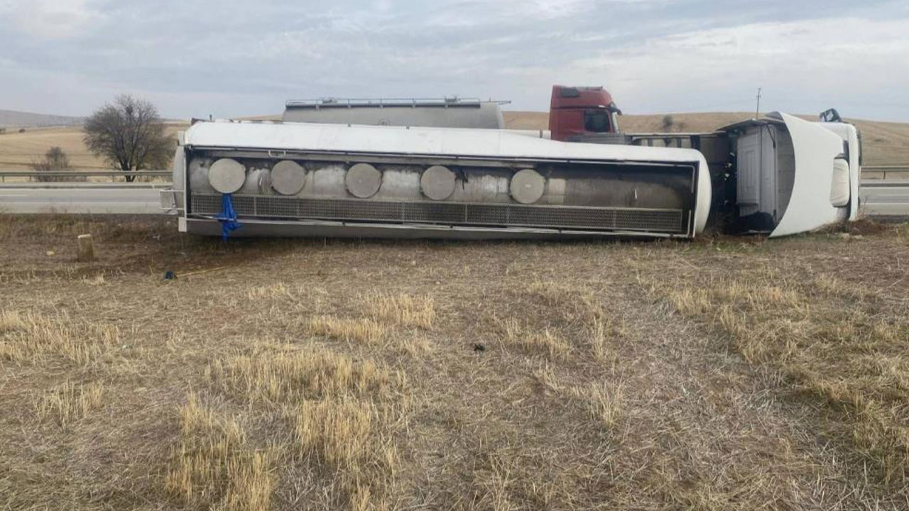 Kırıkkale- Kırşehir kara yolunda korkutan kaza! Akaryakıt tankeri şarampole devrildi