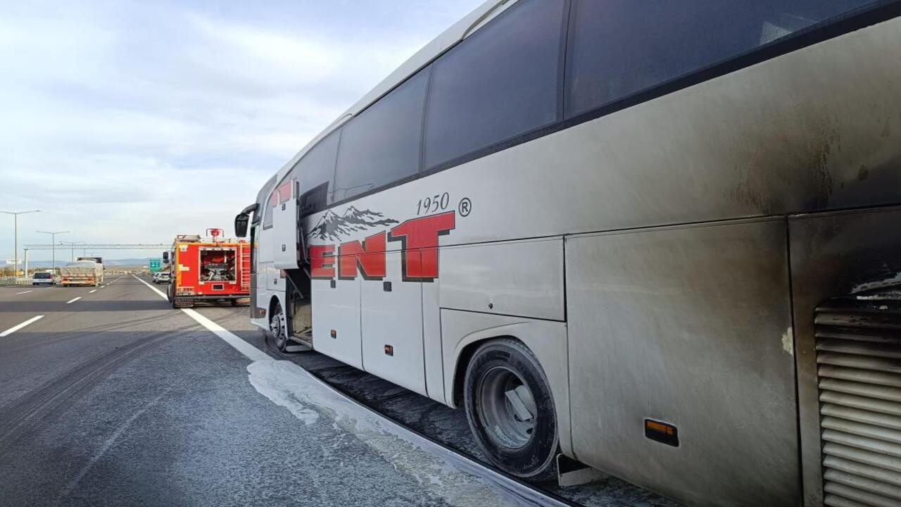 TEM’de yolcu otobüsünün motor kısmından yükselen alevler, endişeye yol açtı!