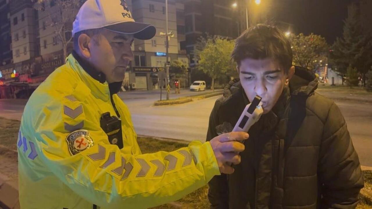 Kayseri’de seyir halindeyken uyuyan sürücü, kaza yaptıktan sonra da uyumayı sürdürdü