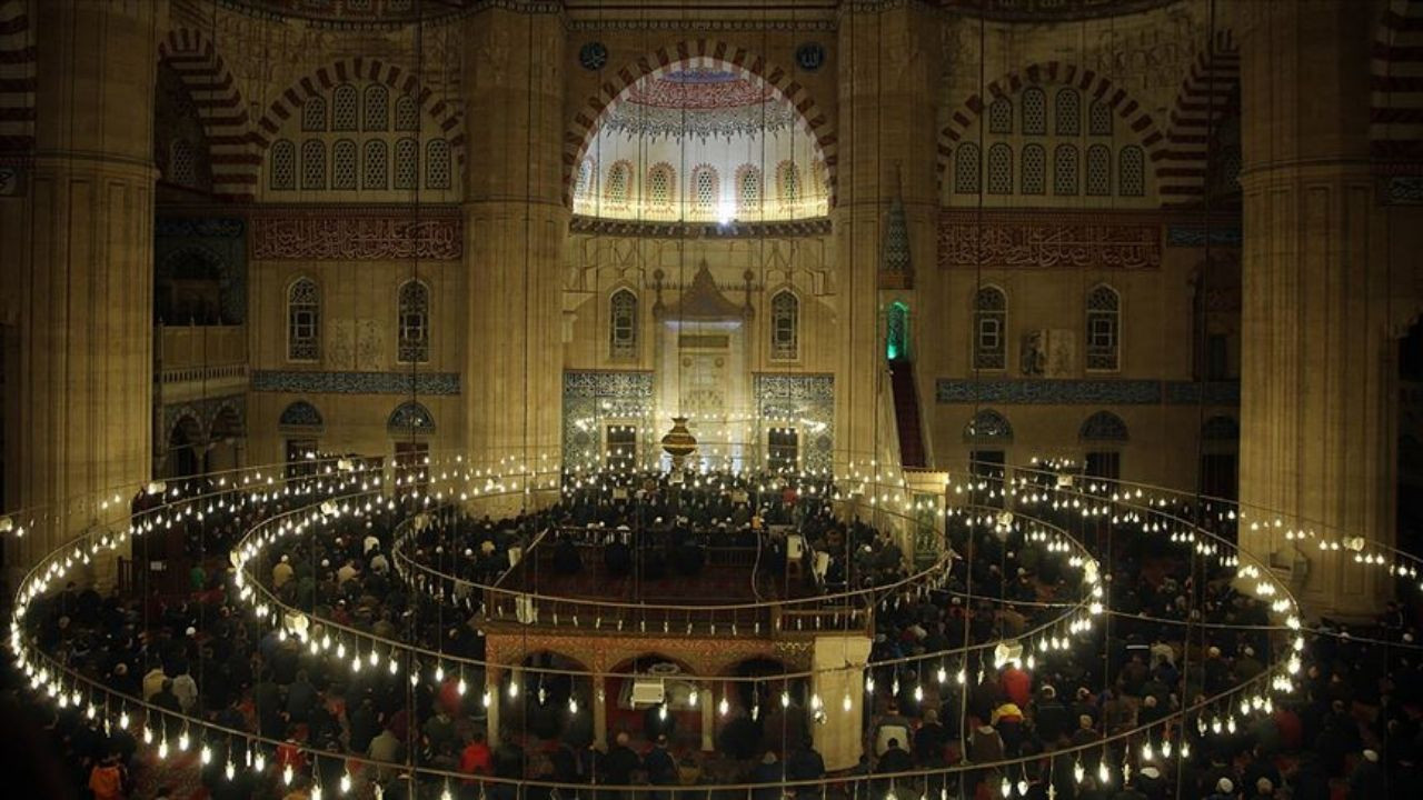 Camilerde "Atatürk'e mevlid okunsun" talimatı sosyal medyayı ikiye böldü: Valilik dayatması mı, vefa borcu mu?