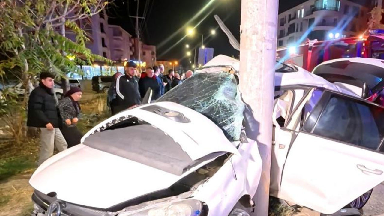 Aksaray’da otomobil elektrik direğine saplandı! Otomobil hurdaya döndü